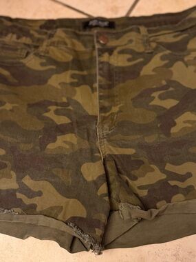 Judy Blue size 1XL Camo High-Rise Denim Shorts - Olive Green